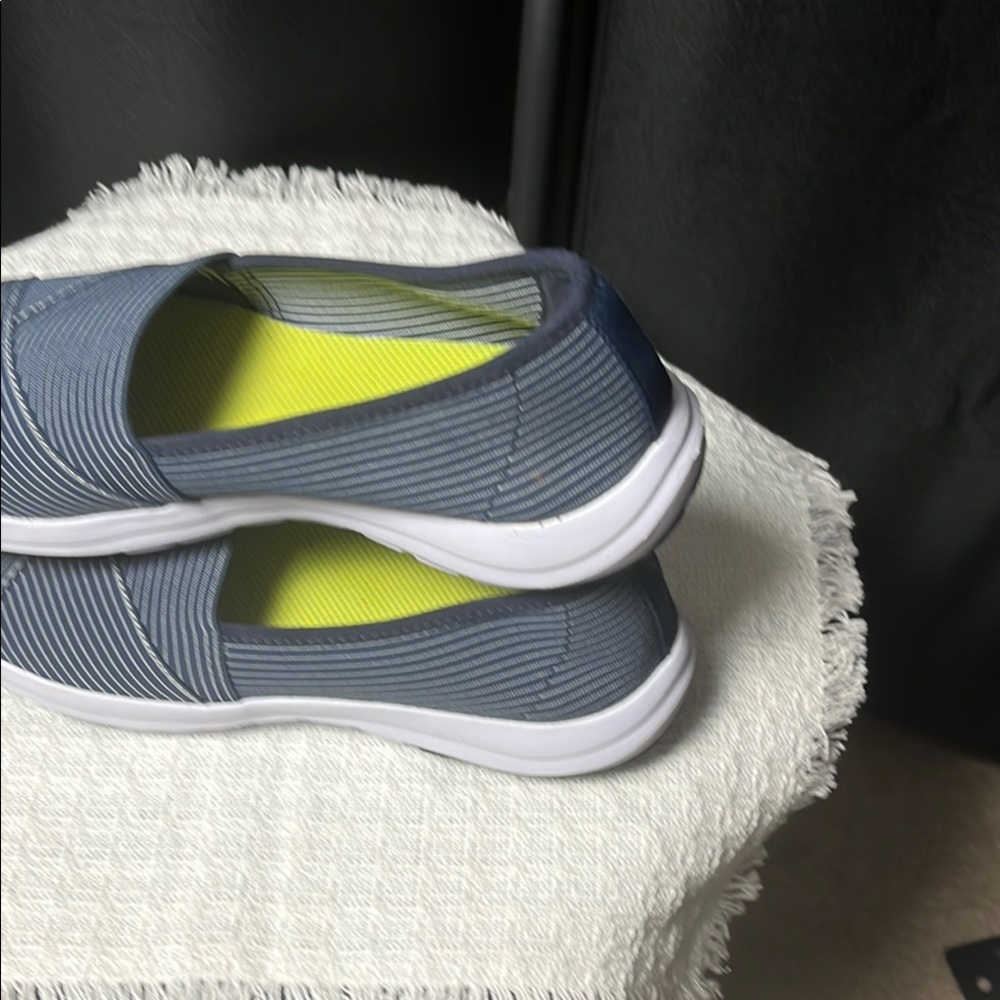 L.L. Bean  Back Cove Slip-On Shoes - Blue ladies size 7 - Picture 3 of 13